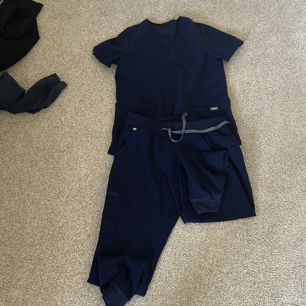 Figs scrub set. Medium joggers and medium two pocket top